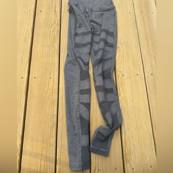 Special Edition Lululemon Grey 27” Wunder Under HR With Mesh Design - Picture 9 of 13